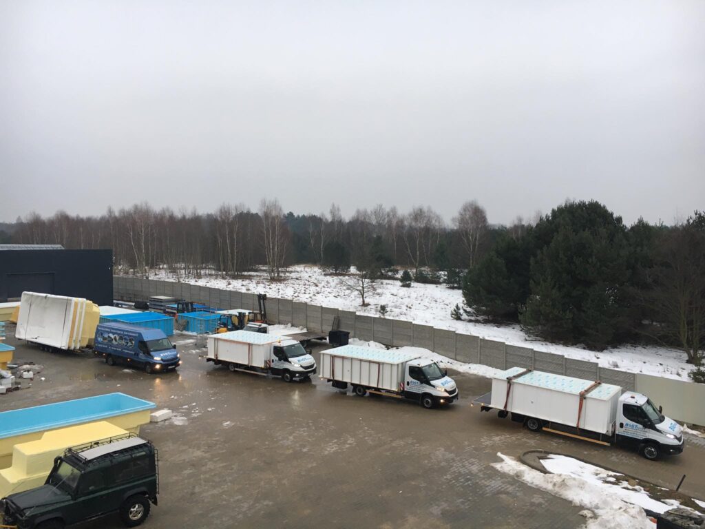 Dostawa basenów zimą na zaśnieżonym placu