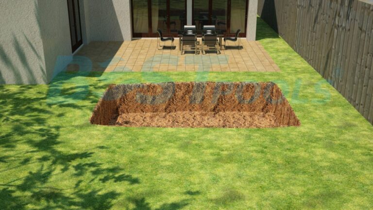 Prostokątny otwór jest wykopany w trawie w pobliżu patio z zestawem jadalnym na świeżym powietrzu obok domu i drewnianego ogrodzenia.