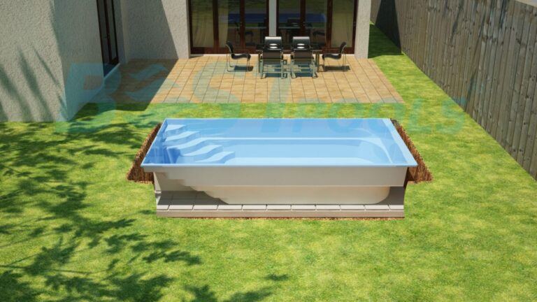 Mały prostokątny basen przydomowy ze schodkami jest zainstalowany na trawiastym podwórku w pobliżu patio ze stołem i sześcioma krzesłami. Po prawej stronie znajduje się drewniany płot, a w tle budynek ze szklanymi drzwiami.