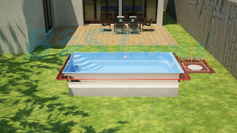 Prostokątne podwórko z małym basenem w ziemi, schodami prowadzącymi do basenu i okrągłą wanną z hydromasażem obok niego. W pobliżu domu ze szklanymi drzwiami znajduje się patio ze stołem i krzesłami.