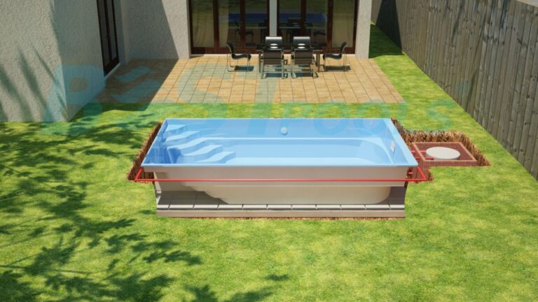 Prostokątny basen naziemny ze schodkami jest częściowo zainstalowany na trawiastym podwórku, w pobliżu wyłożonego kafelkami patio ze stołem i krzesłami, obok domu i drewnianego ogrodzenia.