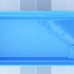 Widok z góry na prostokątny basen z czystą, niebieską wodą na tle jasnoniebieskiej podłogi wyłożonej kafelkami. Na jednym końcu basenu widoczne są trzy wbudowane schody.