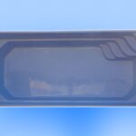 Prostokątny, niebieski basen widziany z góry, ze schodkami w jednym rogu i gładkim wnętrzem, na gradientowym niebieskim tle.