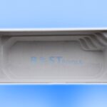 Prostokątna, biała obudowa basenu z wbudowanymi schodami w jednym rogu, widziana z góry, na niebieskim tle gradientowym. Napis BEST POOLS jest słabo widoczny na dnie basenu.