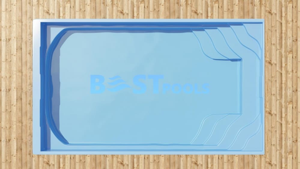 Widok z góry na prostokątny niebieski basen ze schodkowymi narożnikami po jednej stronie, ustawiony na drewnianym pomoście. Napis "BEST POOLS" jest słabo widoczny na dnie basenu.