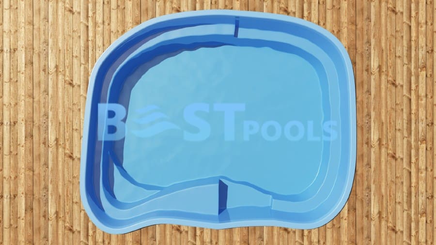 Widok z góry na mały, niebieski basen o nieregularnym kształcie z wbudowanymi schodkami, ustawiony na drewnianym pomoście. Basen jest czysty i pusty z wyjątkiem wody, a logo BEST POOLS jest nałożone na obraz.