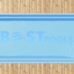 Widok z góry na prostokątny, jasnoniebieski basen z trzema wbudowanymi schodkami na jednym końcu, ustawiony na drewnianym pomoście. Napis "BEST POOLS" jest słabo widoczny na dnie basenu.