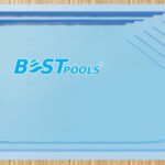 Prostokątny niebieski basen z wejściem po schodach w jednym rogu.