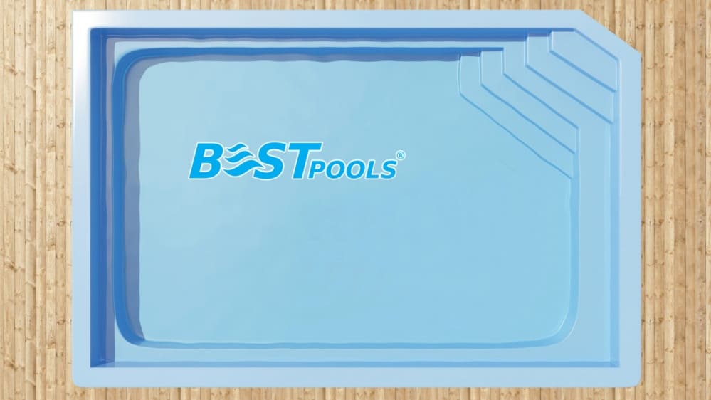 Prostokątny niebieski basen z wejściem po schodach w jednym rogu.