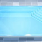 Prostokątny, jasnoniebieski basen z wbudowanymi schodami w jednym rogu.