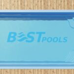 Widok z góry na prostokątny niebieski basen ze schodkami