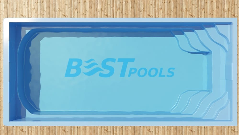 Widok z góry na prostokątny niebieski basen ze schodkami