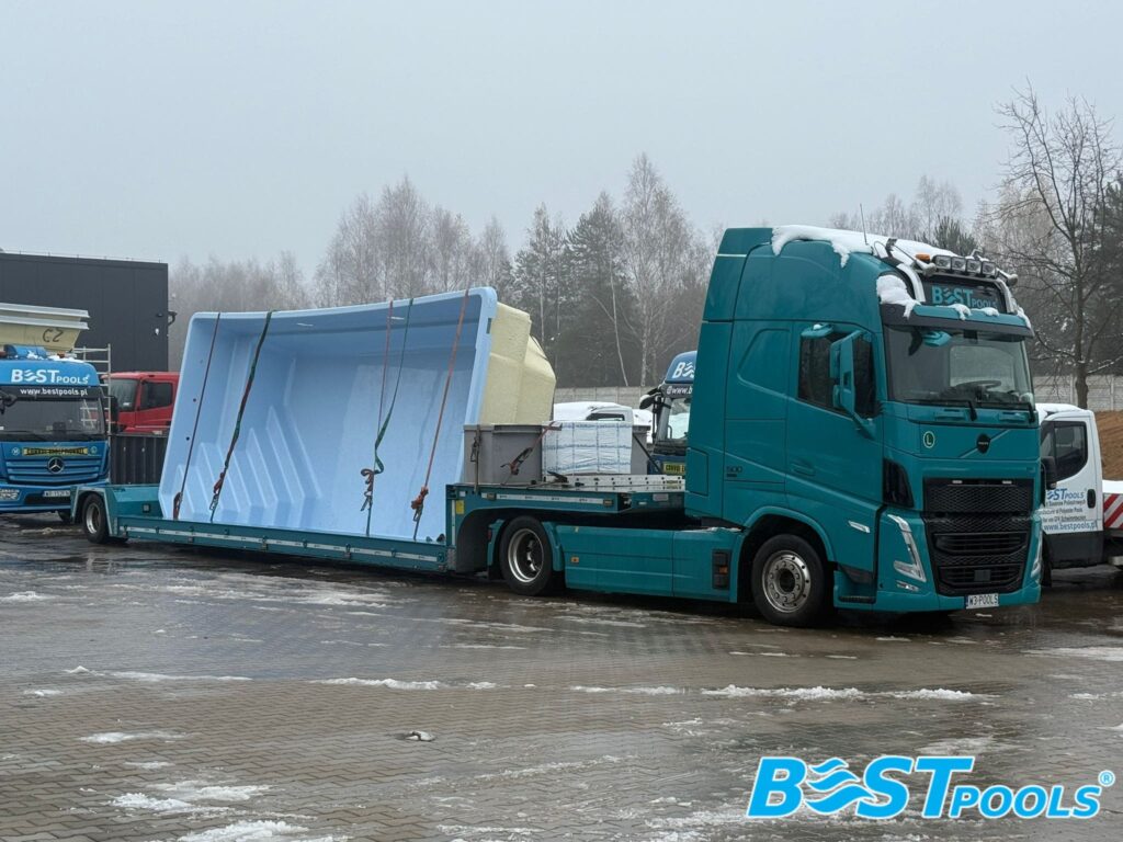 Ciężarówka B&S Transport z dużym basenem odkrytym na przyczepie