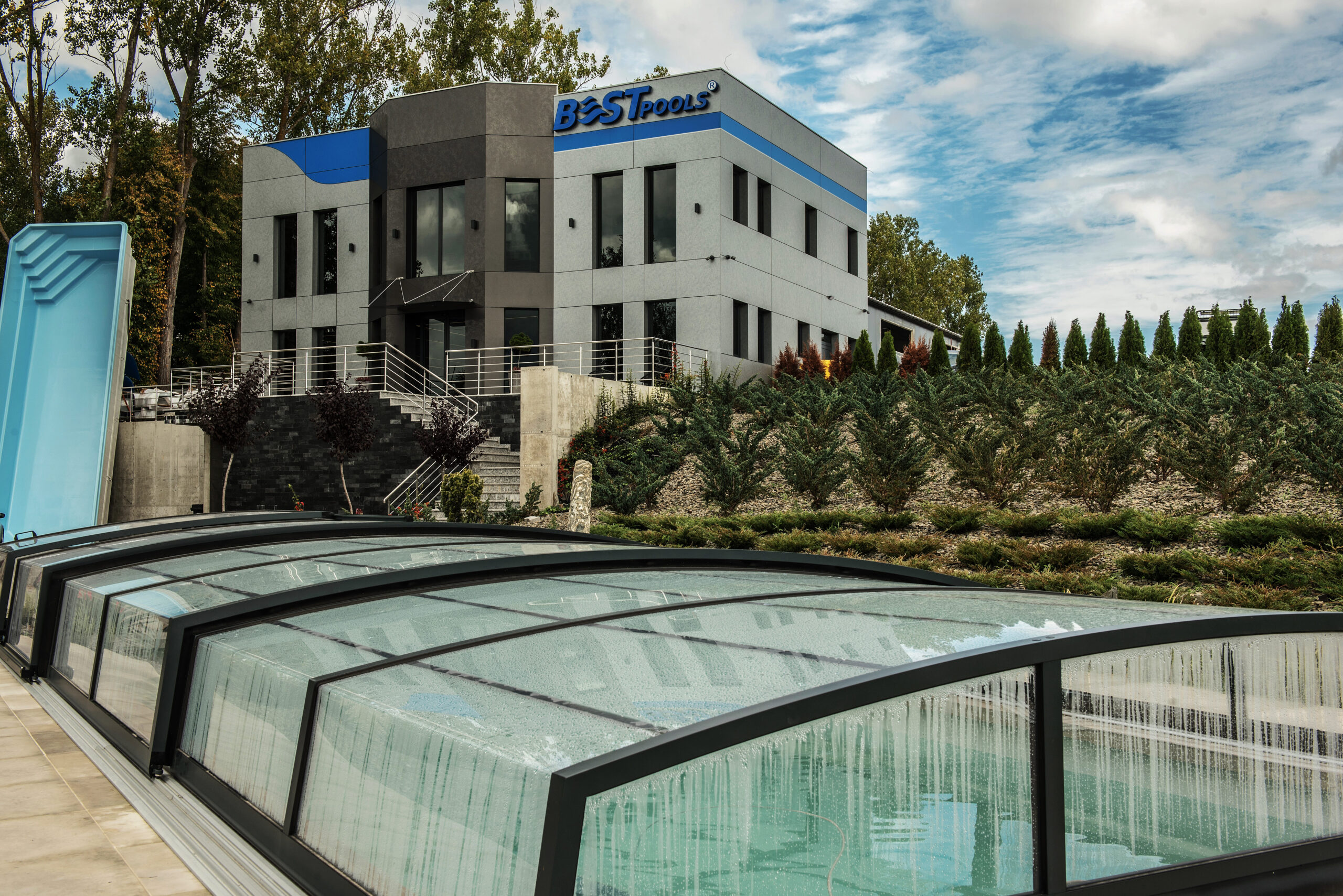 Nowoczesny biurowiec BESTpool z basenem i zadaszeniem w ogrodzie