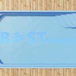 Prostokątny basen ze schodkami w prawym górnym rogu, umieszczony na drewnianym pomoście. Napis BEST POOLS jest słabo widoczny na dnie basenu.