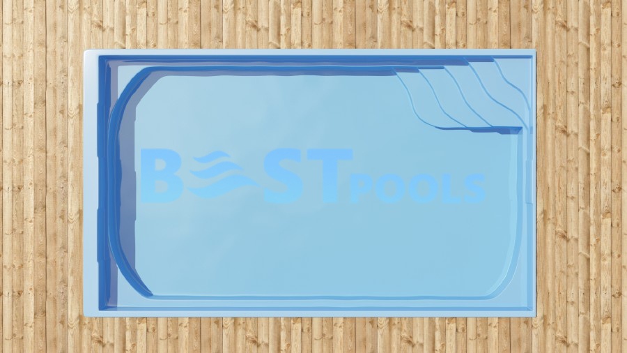 Prostokątny basen ze schodkami w prawym górnym rogu, umieszczony na drewnianym pomoście. Napis BEST POOLS jest słabo widoczny na dnie basenu.