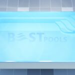 Prostokątny, wyłożony niebieskimi kafelkami basen z zaokrąglonymi narożnymi schodami na jednym końcu i trzema falistymi, podniesionymi siedziskami na przeciwległym końcu. Napis BEST POOLS jest słabo widoczny na dnie basenu.