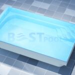 Prostokątny basen z jasnoniebieską wodą i wbudowanymi narożnymi schodkami, wyłożony kafelkami w niebiesko-szarą kratkę.