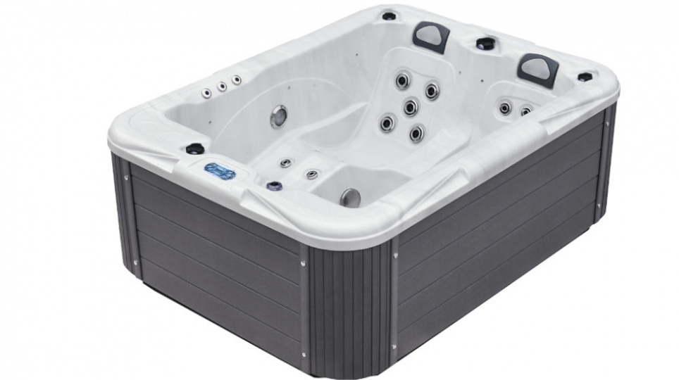 Prostokątna, nowoczesna wanna z hydromasażem z białym wnętrzem, szarymi panelami zewnętrznymi, wbudowanymi siedzeniami, wieloma dyszami wodnymi, zagłówkami i cyfrowym panelem sterowania.