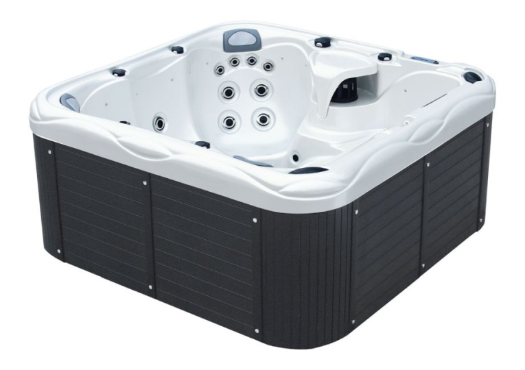 Kwadratowa, nowoczesna wanna z hydromasażem z białym wnętrzem, wieloma dyszami wodnymi, wbudowanymi siedzeniami i ciemnoszarymi panelami zewnętrznymi. Spa jest puste i widoczne na białym tle.
