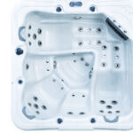 Widok z góry na białą, kwadratową wannę z hydromasażem z wieloma siedzeniami, różnymi dyszami wodnymi i zagłówkiem po jednej stronie. Wanna jest pusta i czysta, dzięki czemu wyraźnie widać wszystkie jej funkcje.