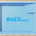 Prostokątny niebieski basen z napisem BEST POOLS nadrukowanym na dole, widziany z góry na tle drewnianego tarasu. Schody są widoczne w prawym górnym rogu basenu.