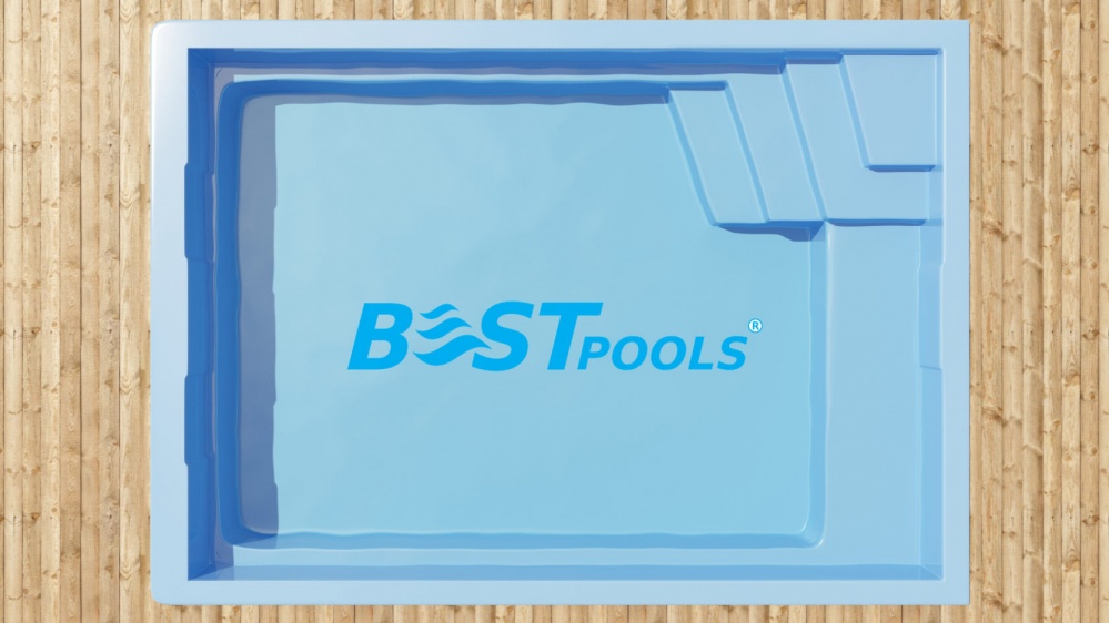 Prostokątny niebieski basen z napisem BEST POOLS nadrukowanym na dole, widziany z góry na tle drewnianego tarasu. Schody są widoczne w prawym górnym rogu basenu.