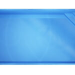 Prostokątny niebieski basen widziany z góry, z trzema ukośnymi wbudowanymi stopniami w jednym rogu