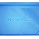 Widok z góry prostokątnego niebieskiego basenu ze schodkami w prawym dolnym rogu