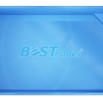 Prostokątny niebieski basen ze schodkami w jednym rogu, widziany z góry. Logo Best Pools jest widoczne na środku basenu. Woda ma jasny, odblaskowy wygląd.