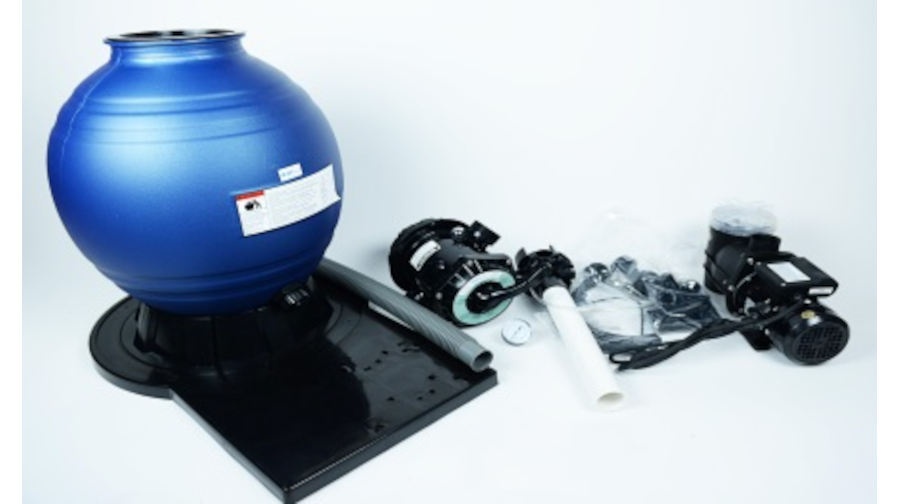 Niebieski kulisty zbiornik filtra basenowego na czarnej podstawie, wraz z pompą wodną, rurami, wężami i różnymi częściami wyposażenia basenu ułożonymi na białym tle.