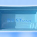 Prostokątny niebieski basen z logo Best Pools na dnie, z trzema wbudowanymi schodkami w jednym rogu i miękkim niebieskim gradientowym tłem.