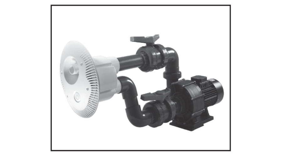 Czarno-biały obraz systemu pompy strumieniowej do basenu, z silnikiem, rurami z zaworami i szeroką okrągłą głowicą strumieniową przymocowaną na jednym końcu.