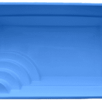 Prostokątny, niebieski basen naziemny widziany z góry, z trzema zakrzywionymi schodami po jednej stronie prowadzącymi do basenu.