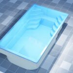 Wyrenderowany w 3D obraz prostokątnego, jasnoniebieskiego basenu z wbudowanymi narożnymi schodkami, ustawionego na wyłożonej kafelkami powierzchni.