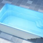 Wyrenderowany w 3D obraz prostokątnego, pustego, jasnoniebieskiego basenu z wbudowanymi narożnymi schodkami, wyłożonego kafelkami w różnych odcieniach błękitu i szarości.