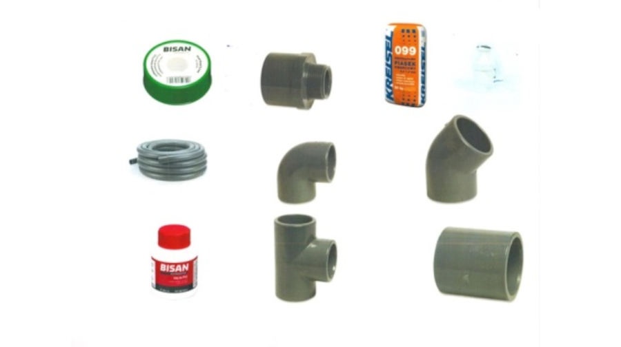 Na białym tle wyświetlane są różne materiały hydrauliczne, w tym łączniki rur PVC, zwój szarej rury, taśma hydrauliczna, klej, rozpuszczalnik i rolka taśmy uszczelniającej do gwintów.