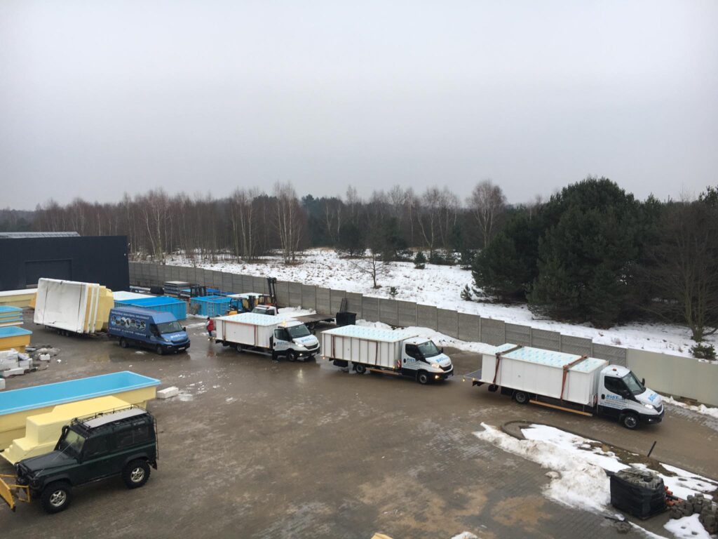 Zimowy krajobraz z ciężarówkami.