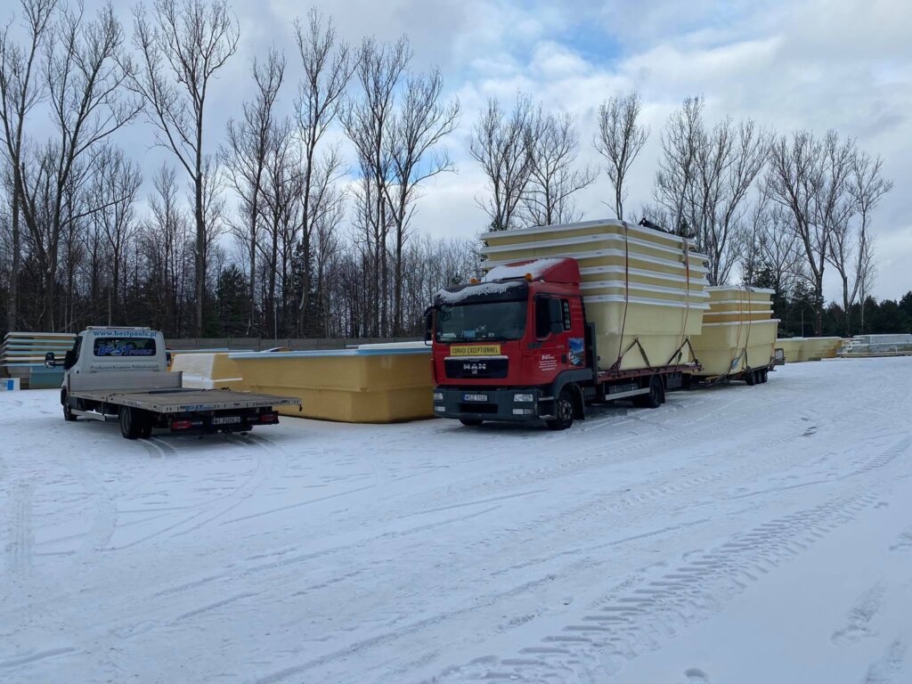 Ciężarówka z materiałami na śniegu